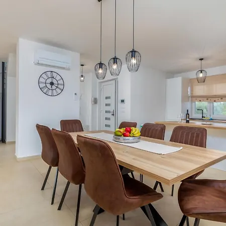 3 Bedroom Beautiful In Segotici