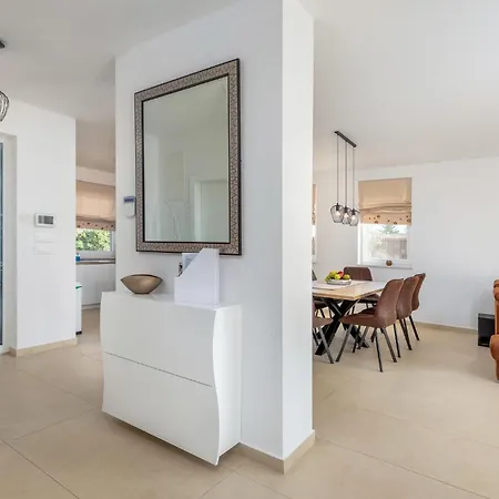 3 Bedroom Beautiful In Segotici