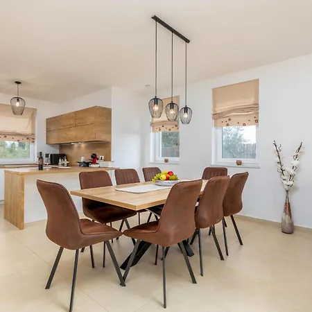 3 Bedroom Beautiful In Segotici