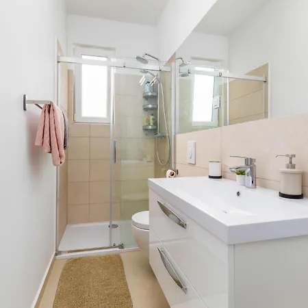 3 Bedroom Beautiful In Holiday home